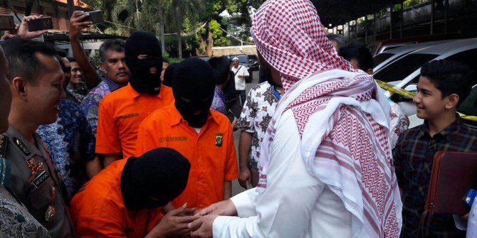 Pencuri Mobil Syekh Ali Jaber Cium Tangan, Didoakan Tobat
