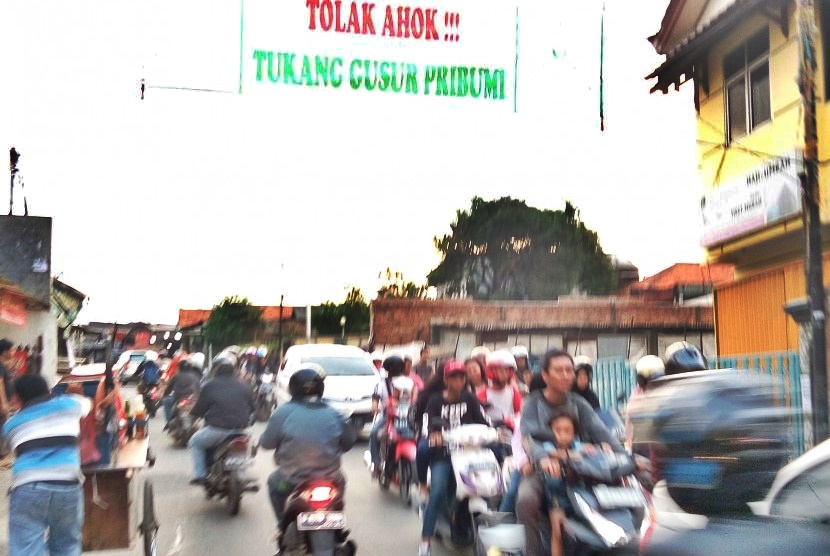 Spanduk "Tolak Ahok Tukang Gusur Pribumi" Bertebaran di Condet Jakarta Timur