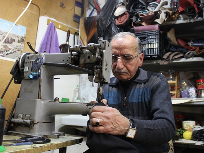 pasar-aftimos-salah-seorang-pengrajin-kulit