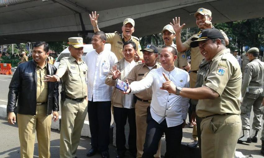 Astaghfirullah! Pejabat Pemprov DKI Sibuk Berselfie Ria Usai Gusur Warga Rawajati