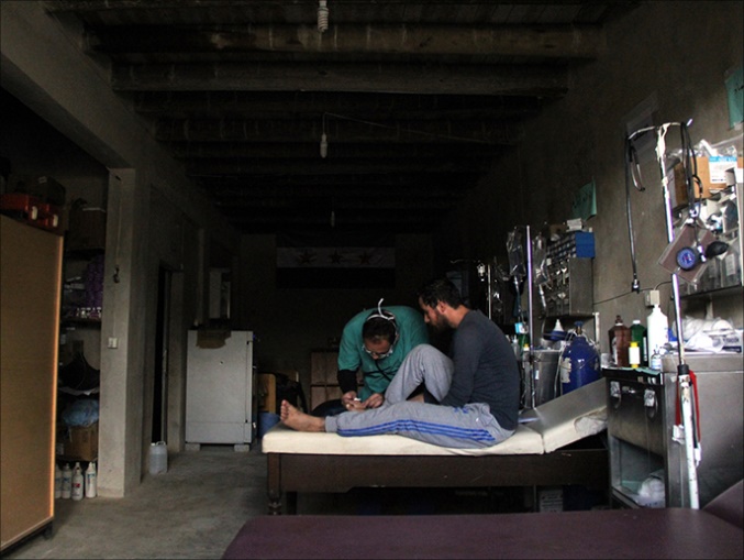 rumah-sakit-al-yamadiyah-dokter-melayani-pasien-1