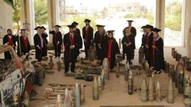 acara-wisuda-univ-benghazi-bekas-sisa-bom-dan-selongsong-peluru