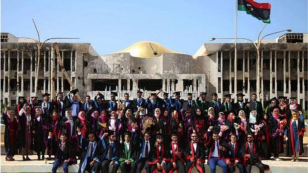 acara-wisuda-univ-benghazi-berfoto-bersama-1