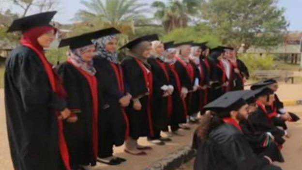 acara-wisuda-univ-benghazi-berfoto-bersama