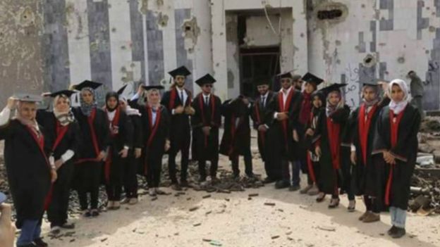 acara-wisuda-univ-benghazi-berfoto-di-depan-kampus-yang-telah-hancur