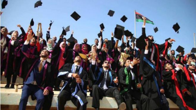Mahasiswa Universitas Benghazi Rayakan Wisuda Di Bekas Tempat Pemboman Perang Saudara Di Libya
