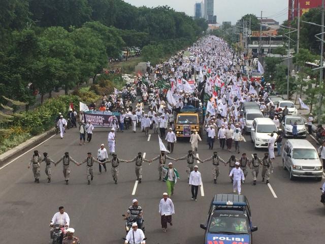 Puluhan Ribu Muslim Jatim Turun ke Jalan Tuntut Polisi Segera Tangkap Ahok