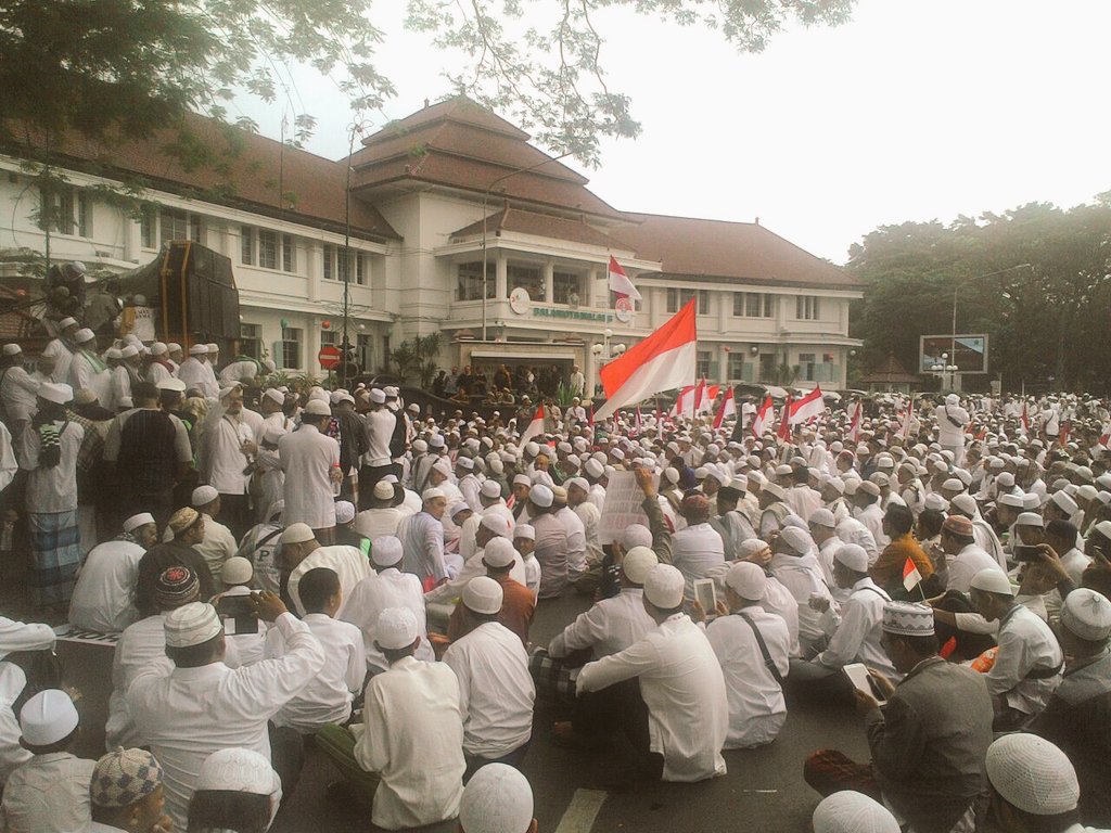 Jokowi Bisa Jatuh Jika Terus Bela Ahok