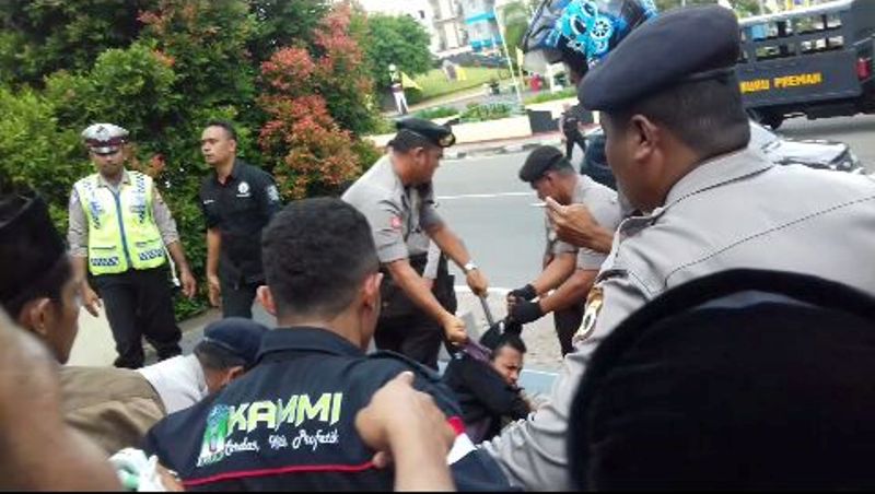 Demo 2 Tahun Jokowi, Ketua KAMMI Ambon Diseret oleh Polisi Bak Binatang