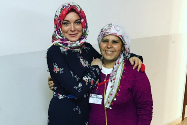 Kunjungi Turki, Lindsay Lohan Pakai Hijab