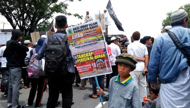 Ribuan Muslim Minangkabau Tuntut Polisi Segera Tangkap Ahok!