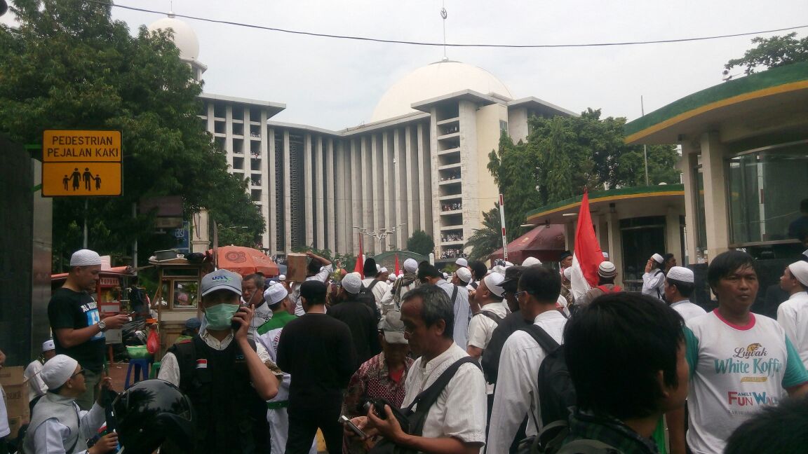 Foto-Foto Terkini di Istiqlal: Jalan ke Istiqlal Padat dan Akses Kendaraan Ditutup