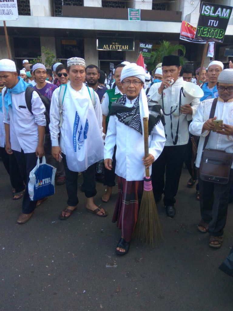 Tidak Berorasi, Aa Gym Pilih Jadi Pasukan Pembersih Sampah