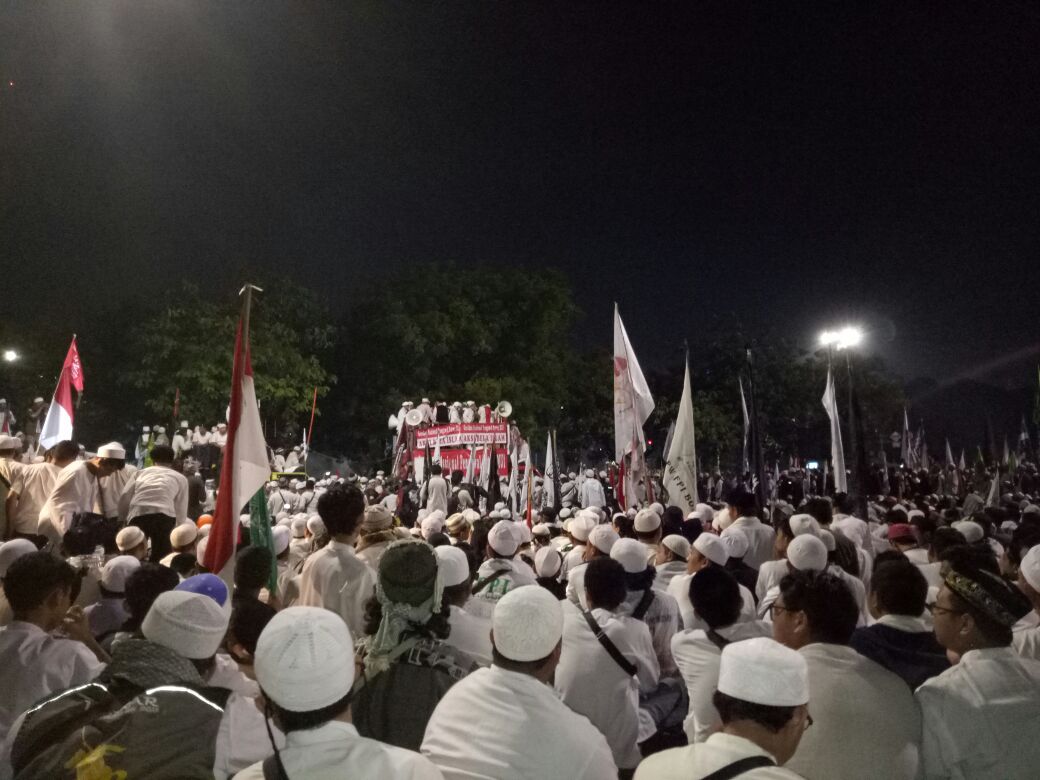 Polisi Tembakkan Gas Airmata Tahan Pendemo HMI Yang Ingin Tembus Barikade