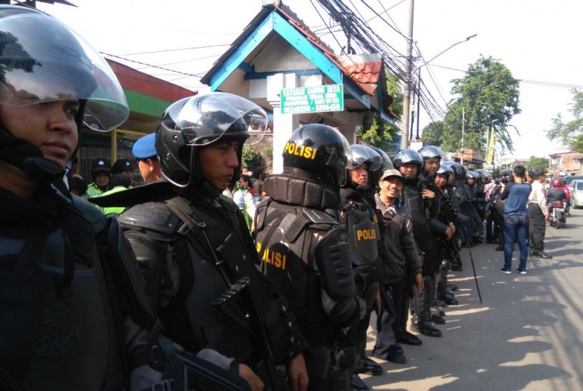 #PakaiUangRakyat: Blusukan Ahok Dikawal 800 Polisi, 1 Barracuda, 2 Water Canon, dan Puluhan Gas Air Mata