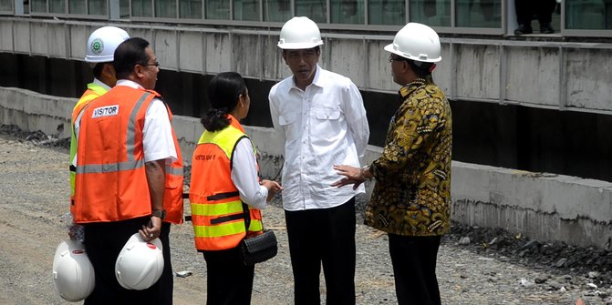 Jokowi Cuek, Ditanya Berkali-kali Soal Aksi Damai Malah Teruskan Bahas Proyek