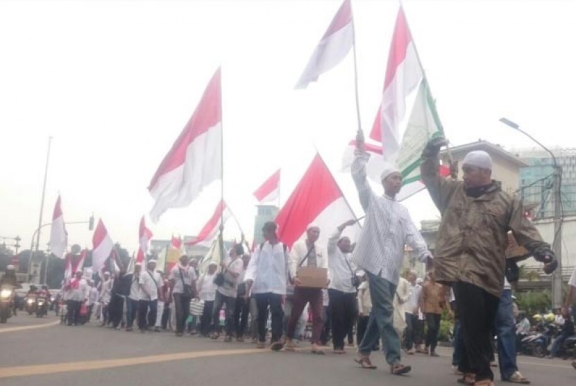 Ribuan Massa Aksi Damai Yang Long March dari Cawang Sudah Tiba di Istiqlal