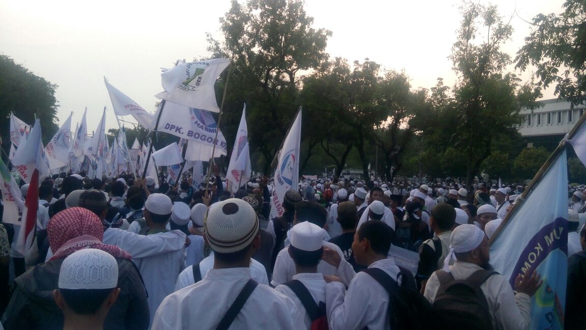 Breaking News: Massa Aksi Mulai Merangsek Dekati Istana, Panjat Pagar Gedung MA