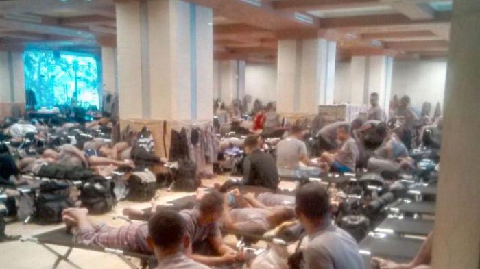 Bukan Tangkap Ahok, Ratusan Polisi Malah Bangun Barak di Balaikota