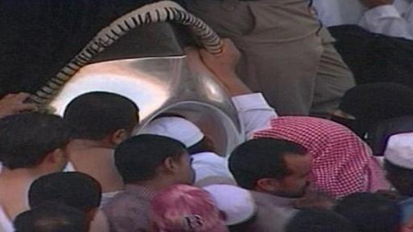 Hukum Mencium Hajar Aswad