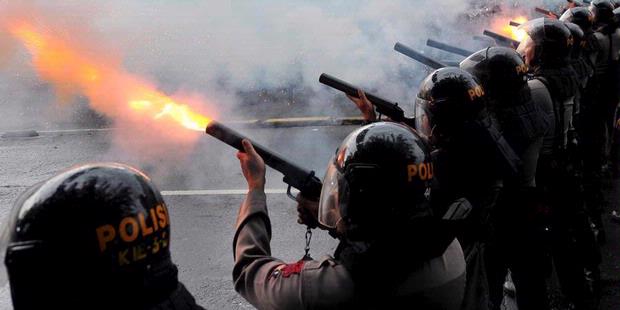 Polisi Mulai Serang Pendemo di Kawasan Istana, Hawa Gas Airmata Sampai Dirasakan di Istiqlal