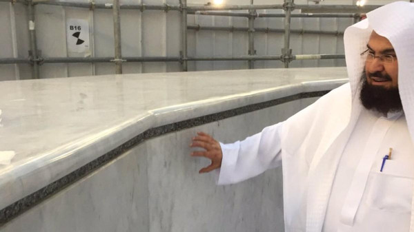 2016-sheikh-sudais-meninjau-penggantian-marmer-bawah-kabah