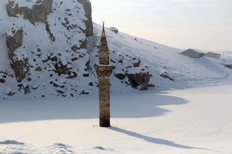 menara-masjid-bash-shawish-berdiri-kokoh