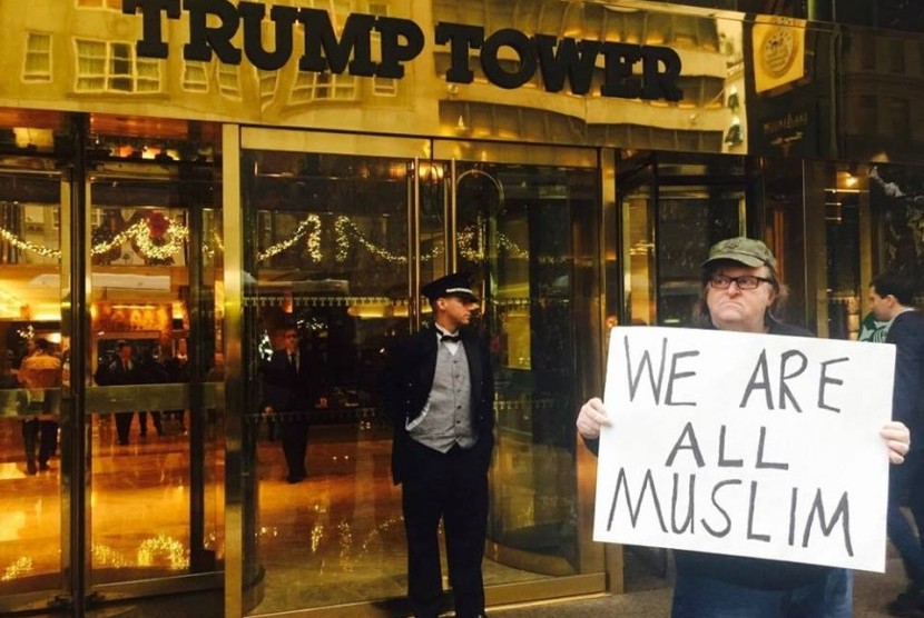 Sutradara Michael Moore Dukung Aksi 'Today I am a Muslim too'