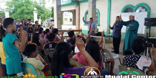 Seorang Biarawati Filipina dan Ratusan Warganya Bersyahadat