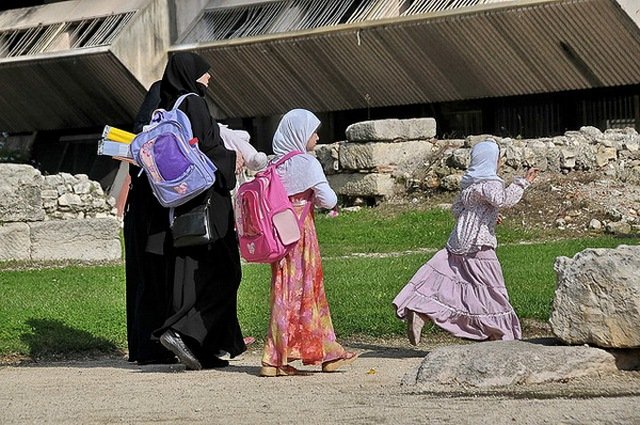 Ngiri Dengan Kebahagiaan Keluarga Muslim, Ibu Non-Muslim di Perancis Ini Masukkan Anaknya ke Masjid