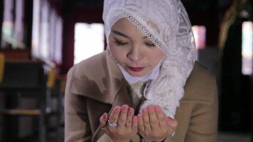 Muslimah Cina Pakai Hijab Malah Dikatai Gila