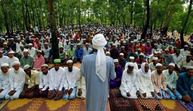 [Foto] Muslim Rohingya Tunaikan Shalat Iedul Adha di Tengah Hutan