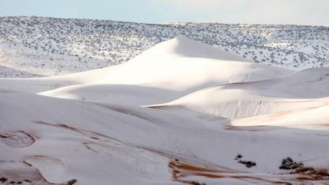 [Foto] Bukti Kiamat Sudah Dekat, Salju pun Turun di Gurun Sahara Afrika