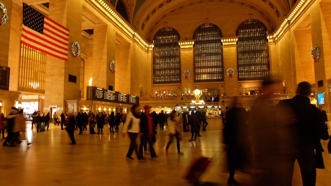 Lelaki Ini Masuk Islam Karena Lihat Muslim Shalat di Stasiun Kereta