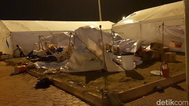 Badai Hujan Terjang Arafah, Tenda-Tenda Ambruk