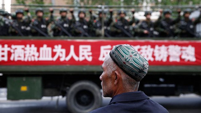 Rezim Komunis Cina Mata-Matai Muslim Uyghur Lewat Aplikasi Ponsel