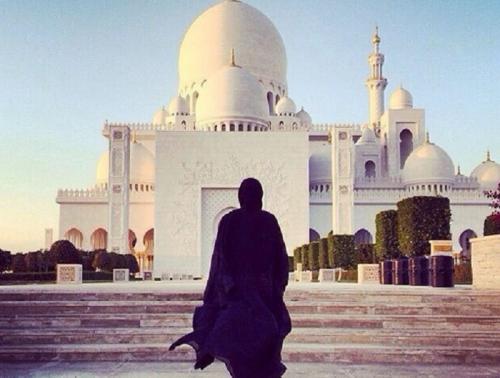 Masuk Masjid Dahulukan Kaki Kanan, Ini Keutamaannya