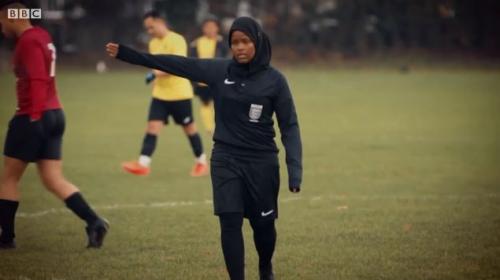 Kisah Wasit Perempuan Berhijab Pertama di Sepakbola Inggris