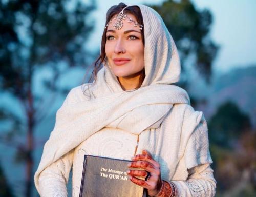 Usai Traveling, Vlogger Cantik Ini Menemukan Ketenangan dalam Islam