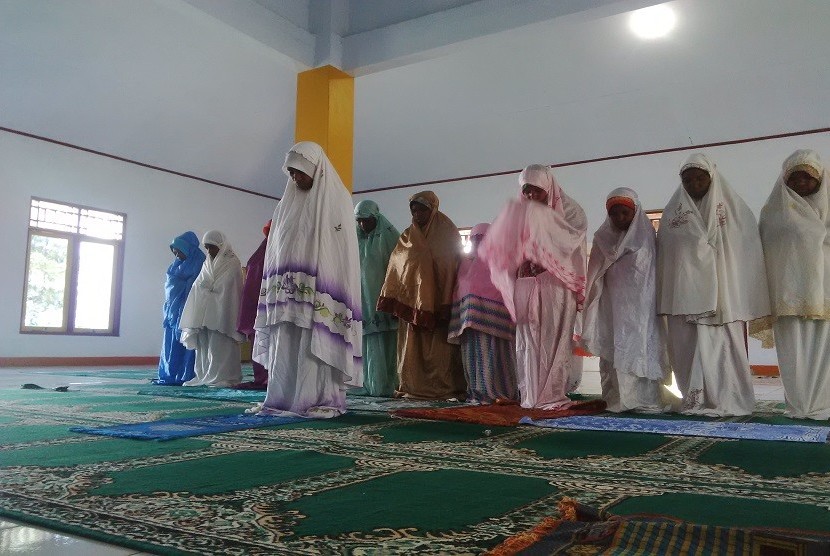 Adab bagi Perempuan Ketika Sholat di Masjid