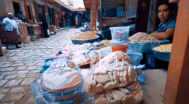 Kisah Turis Masuk Islam karena Kejujuran Seorang Pemuda di Pasar Tarim