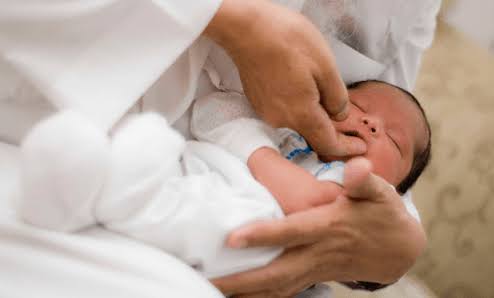 Ini Cara Tahnik Sunnah Nabi SAW untuk Bayi Baru Lahir