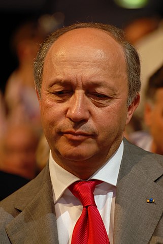 https://www.eramuslim.com/framework/media/2020/11/321px-Laurent_Fabius_-_Royal_26_Zapatero27s_meeting_in_Toulouse_for_the_2007_French_presidential_election_0538_2007-04-19.jpg