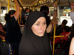 Ketika Jurnalis Non-Muslim Australia Menyamar Pakai Cadar