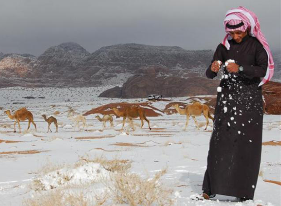 Jarang Terjadi, Salju Menyelimuti Arab Saudi Saat Suhu Turun Drastis
