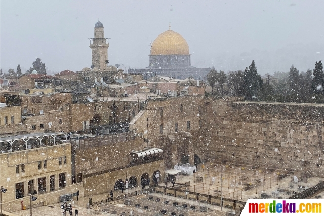 Selain wilayah Tepi Barat, salju juga menyelimuti kompleks Masjidil Aqsa di Jerusalem.