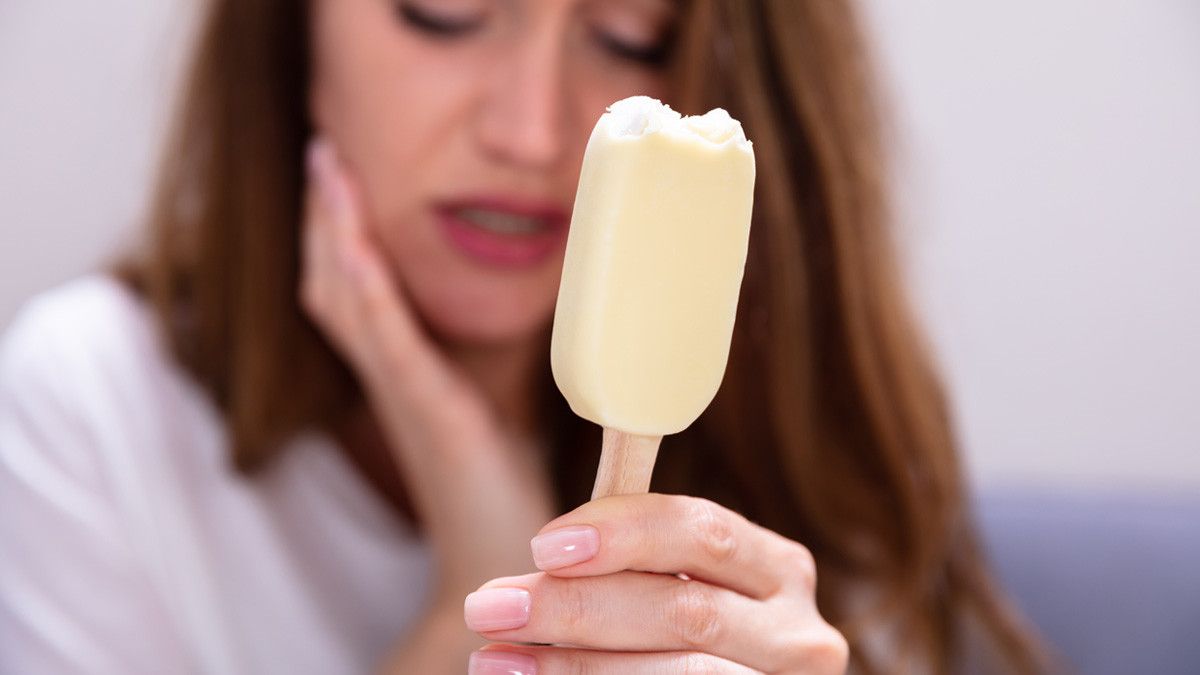 Mengapa Ketika Menggigit Es Krim Gigi Terasa Nyeri, Ini Penjelasannya