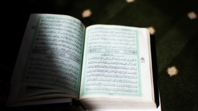 Ilustrasi Al Quran (Unsplash/Lexi T)