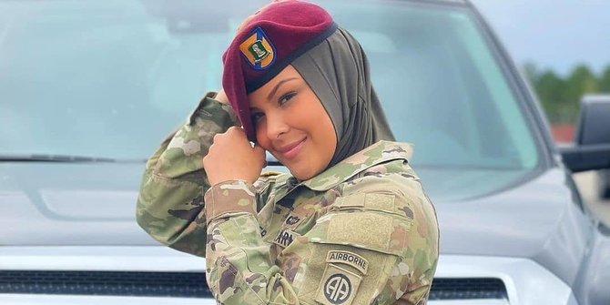 Cetak Sejarah, Tentara Muslim AS Ini Jadi Wanita Berhijab Pertama Lulus Airborne
