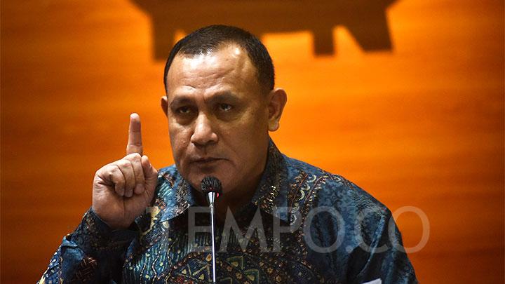 Ketua KPK Firli Bahuri, memberikan keterangan kepada awak media, di gedung KPK, Jakarta, Rabu, 5 Mei 2021. KPK resmi menyampaikan pengumuman hasil asesmen tes wawasan kebangsaan dalam rangka pengalihan pegawai KPK menjadi Aparatur Sipil Negara oleh Badan Kepegawaian Negara RI. TEMPO/Imam Sukamto
